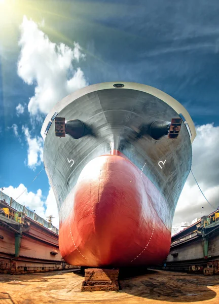 Großer Kopf Des Handelsschiffes Auf Schwimmendem Trockendock Instandsetzung Reparatur Lacküberholung — Stockfoto