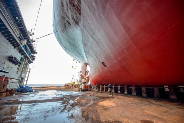 Terminal Doca Flutuante Camada Inferior Navio Comercial Sentado Nos Apoiantes — Fotografia de Stock