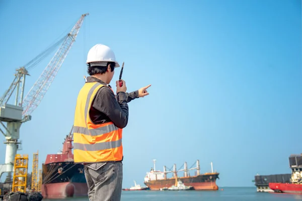 Havenmeester Havencontrole Opdracht Van Het Schip Naar Aanlegplaats Neemt Naast — Stockfoto