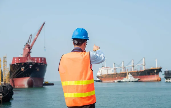 Havenkapitein Havencontrole Opdracht Verbinding Met Het Schip Aan Leggen Naast — Stockfoto