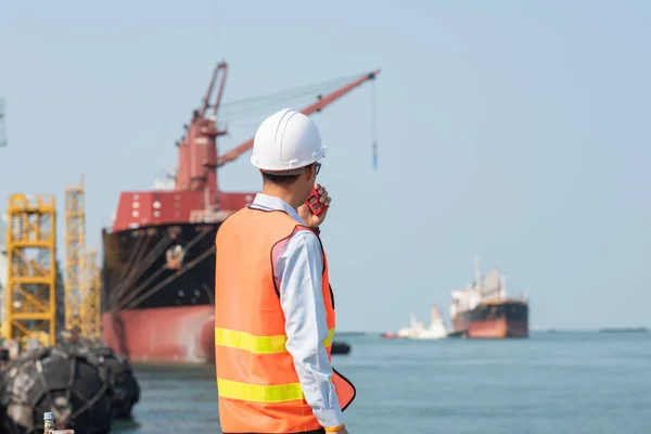 Kikötői Főkikötő Ellenőrzése Amely Arra Utasítja Hajót Hogy Lehorgonyozzon Kikötő — Stock Fotó
