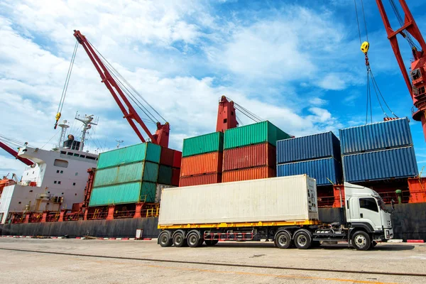 Transport Morski Lądowy Spotykają Się Terminalu Portowym Gdzie System Logistyczny — Zdjęcie stockowe