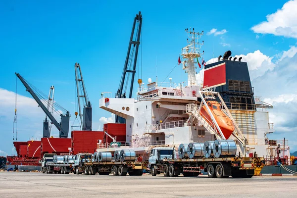 Rząd Stali Gorące Zwoje Przyczepie Ciężarówki Gotowy Załadunku Statek Eksport — Zdjęcie stockowe