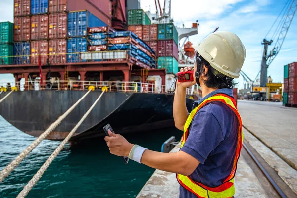 Rakodóparancsnok Konténerszállításért Felelős Kikötői Irányító Kikötői Terminálon Walkie Talkie Rádió — Stock Fotó