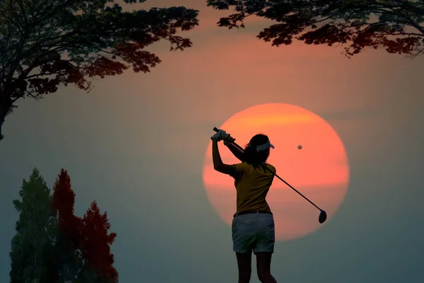 Silhouette Donna Giocatore Golf Azione Alla Fine Del Downswing Colpito — Foto Stock