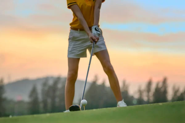 Pelota Golf Tee Ser Golpeado Por Jugador Golf Mujer —  Fotos de Stock