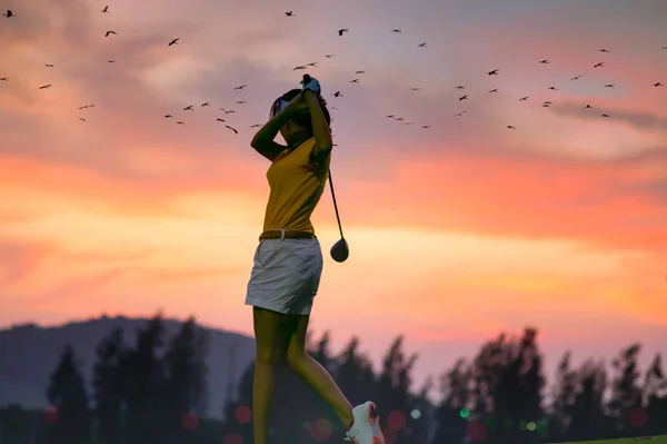 Golfozó Cselekvés Befejeződött Swing Hit Egy Golf Labdát Pályára Golfpályán — Stock Fotó