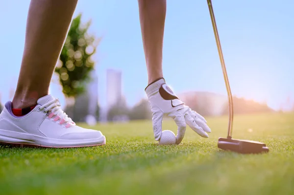 Paso Mujer Golfista Tomar Una Pelota Golf Agujero Verde Después —  Fotos de Stock