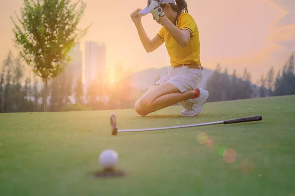 Joven Jugadora Golf Actuando Una Molestia Desastre Perturbar Decepcionado Pelota — Foto de Stock