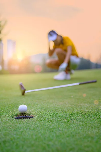 Pelota Golf Poner Sin Éxito Agujero Verde Por Joven Jugadora — Foto de Stock