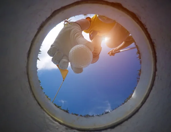 Pohled Dno Jamky Ruční Žena Golfista Brát Golfový Míček Jamky — Stock fotografie