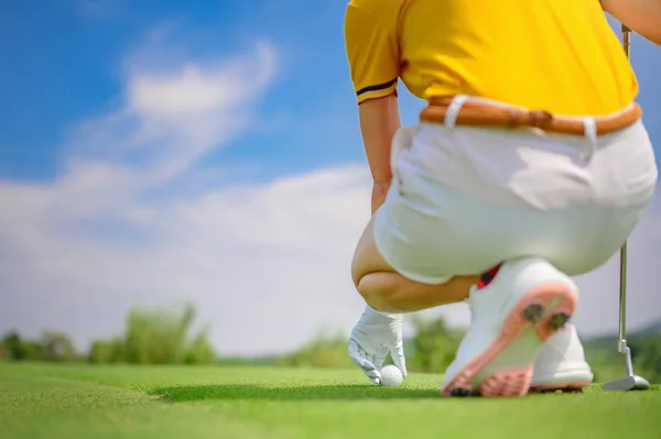 Hand Kvinnlig Golfare Som Håller Golfboll Till Märkning Punkt Att — Stockfoto