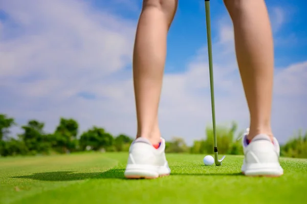 Lanzamiento Cuña Tomar Pelota Golf Lejos Del Borde Del Green —  Fotos de Stock