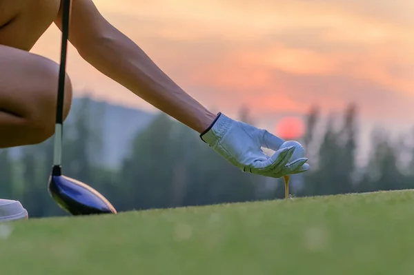 Ruka Ženy Golfista Kladení Golfový Míček Dřevěné Odpaliště Odpališti Golfovém — Stock fotografie