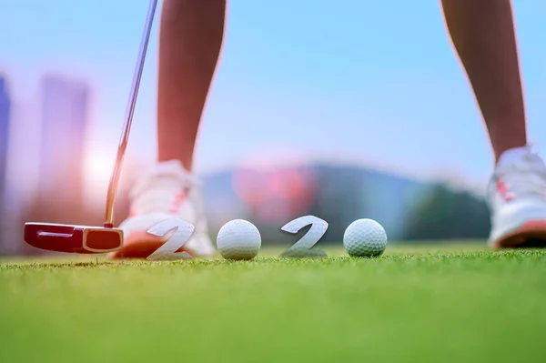 Mujer Golfista Siendo Pelota Golf Putt Hierba Verde Campo Golf —  Fotos de Stock