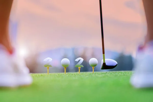 Golfball Auf Holzabschlag Beim Abschlag Auf Dem Golfplatz Mit Begrüßungsfeier — Stockfoto