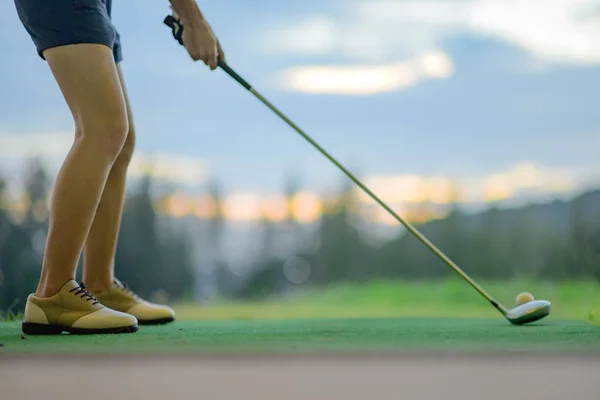 Mujer Práctica Conducción Entrenamiento Golf Para Mejor Golpe Curso Práctica —  Fotos de Stock