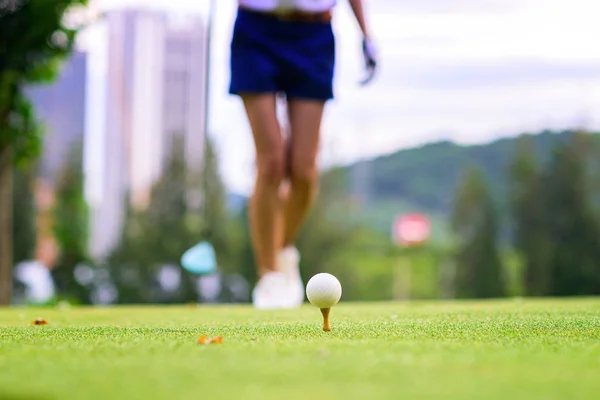 Golfball Liegt Auf Hölzernem Abschlag Und Wartet Auf Frau Die — Stockfoto