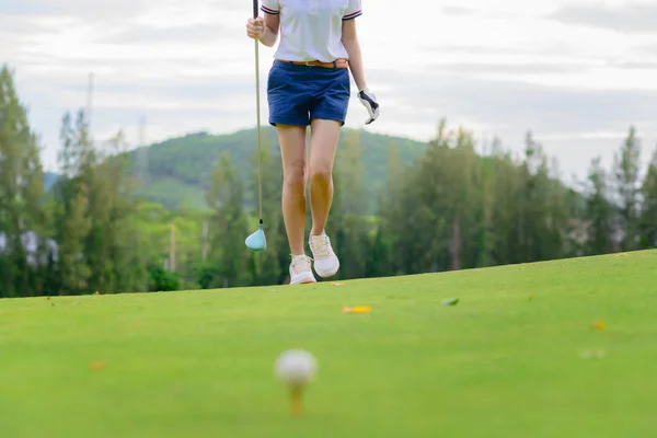 Mujer Jugador Golf Línea Comprobación Para Golpear Pelota Fairway Caminando —  Fotos de Stock