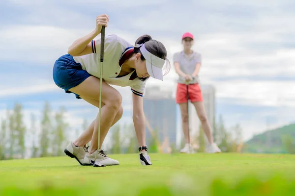 Jovem Mulher Leva Bola Golfe Buraco Verde Campo Golfe Oponente — Fotografia de Stock