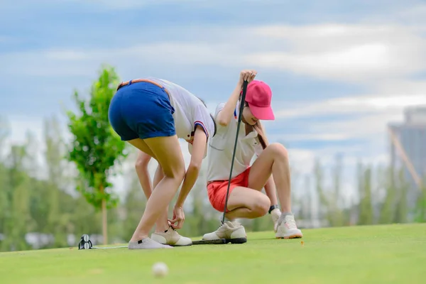 若い女性のゴルフ選手は ゴルフコースでのゴルフシューズの着用に不快な感じ 変更またはアクティブな靴を交換 ゴルフコースでプレー中に不満ゴルフシューズ — ストック写真