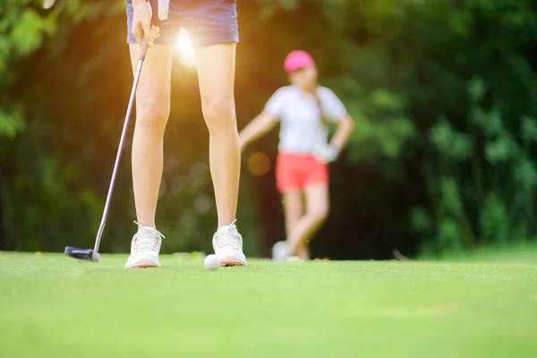 Mulher Jogador Golfe Concentrar Bater Colocando Bola Golfe Longe Para — Fotografia de Stock