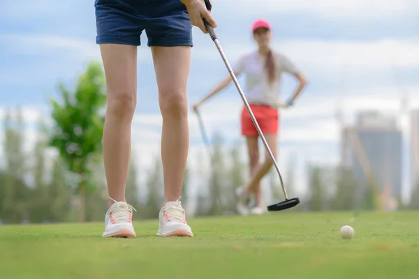 Fiatal Golf Játékos Üzembe Golf Labdát Lyukba Zöld Golfpálya Ellenfél — Stock Fotó