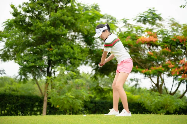 Donna Giocatore Golf Azione Essere Impostato Colpire Palla Golf Lontano — Foto Stock