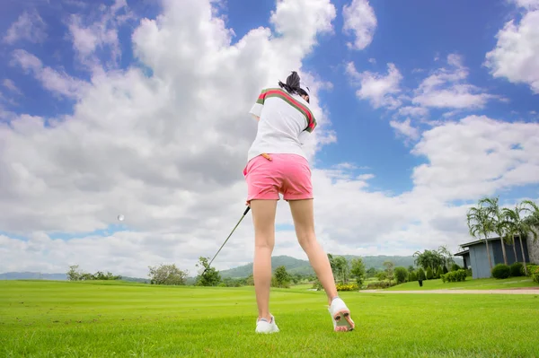 Kembali Dari Wanita Golf Pemain Berkonsentrasi Dalam Memukul Atau Chip — Stok Foto