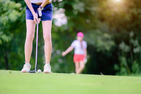 Hand Van Jonge Vrouw Golf Speler Houden Putter Golfbal Raken — Stockfoto