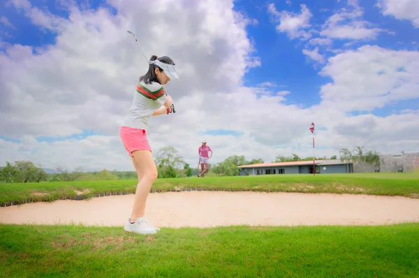 Golfspielerin Konzentriert Sich Darauf Den Golfball Über Die Anhängerkupplung Oder — Stockfoto