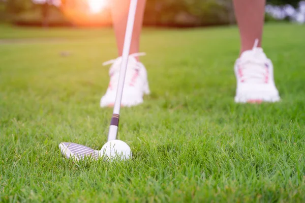 高尔夫球被女子高尔夫球手从崎岖的球道打到终点在绿地上获胜 目标集中为获胜者打分率 — 图库照片