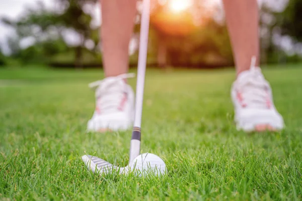 高尔夫球被女子高尔夫球手从崎岖的球道打到终点在绿地上获胜 目标集中为获胜者打分率 — 图库照片