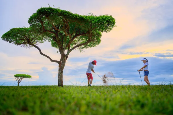 Çiftler Safaride Golf Oynarken Eğlenirler Yeşil Golf Kulübünde — Stok fotoğraf