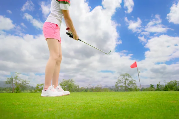 Kvinna Golfspelare Koncentrera Sig Slå Golfbollen Bort Till Destinationen Grönt — Stockfoto