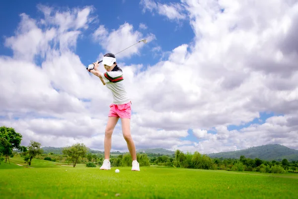 Mujer Jugador Golf Acción Siendo Dirección Configuración Después Golpear Pelota —  Fotos de Stock