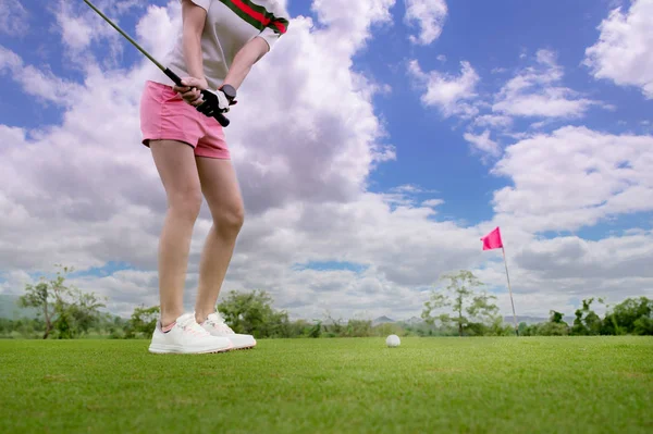 Çip golf topu olarak görev yapan kadın golfçü. Sert bir çim alanından hedefe, gündüz vakti yeşil alana kadar.
