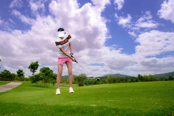 女子ゴルフ選手はフェアウェイのラフからデイライト リスクのグリーンオフまで — ストック写真