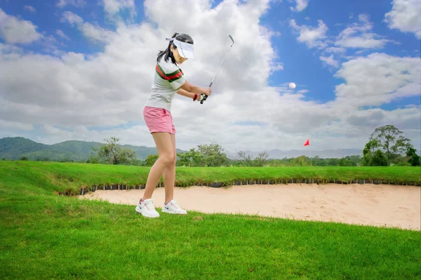 Mujer Jugador Golf Acción Siendo Dirección Configuración Después Golpear Chip —  Fotos de Stock