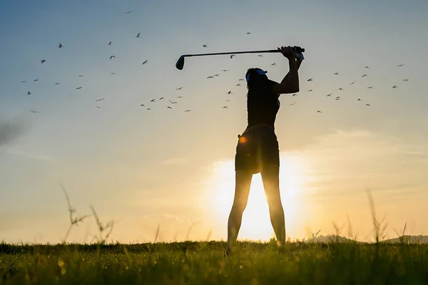 Silhouette Golfista Donna Andando Colpire Palla Golf Sul Fairway Tramonto — Foto Stock