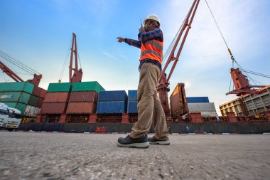 Stevedore Forman, müfettiş, liman amiri, liman kaptanı, liman terminalindeki boşaltma konteynırlarını nakletme işleminden sorumlu kaptan.