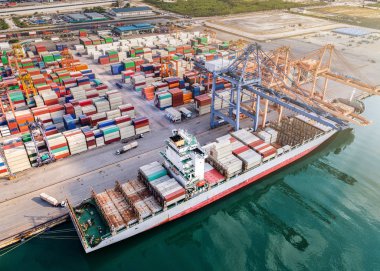 Gemi konteynırları liman terminali, lojistik ve ulaşım hizmetleri yükleme ve boşaltma Dünya çapında uluslararası küresel kargo