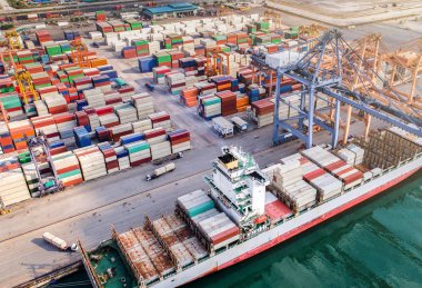 Gemi konteynırları liman terminali, lojistik ve ulaşım hizmetleri yükleme ve boşaltma Dünya çapında uluslararası küresel kargo
