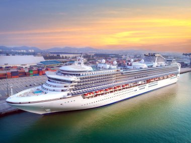 Yolcu yolcu gemisi, dünya çapında seyahat eden yolcuların nakli için iskele terminalinde kalın.