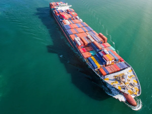 地中海におけるコンテナ船の航空ビュー 積込み港から仕向地排出港への輸送輸送 物流システムによる国際輸送 — ストック写真