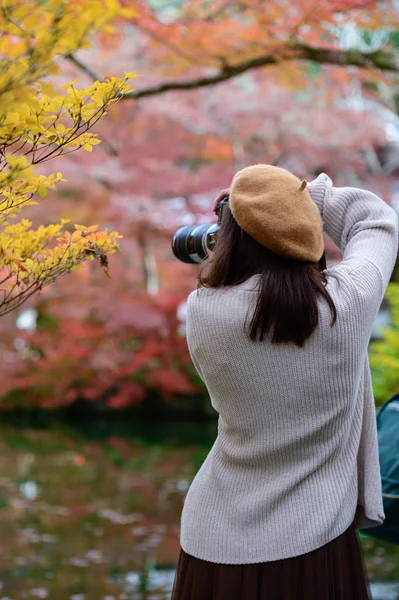 Woman Tourist Traveler Photographer Enjoy Taking Photo Scenery Autumn View — Stock Photo, Image