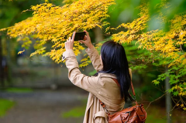 Mulher Viajante Turista Desfrutar Tira Foto Caminha Para Ver Vista — Fotografia de Stock