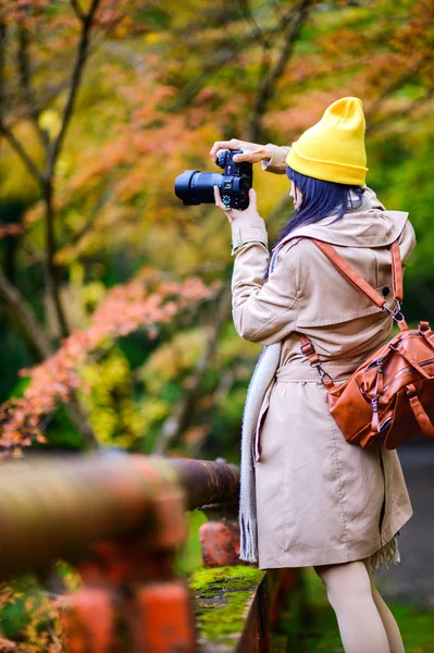 Woman Traveller Tourist Enjoy Takes Photo See Scenery View Autumn — 스톡 사진