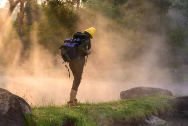 Orman dağının gölünde tek başına yürüyen bir kadın. Sıcak kaynak suyuyla sabah neşeyle gölü akıyor. Yeni bir sabah hareket halinde.