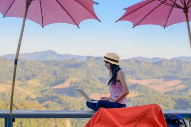 Online hostel 'de rezervasyon yaptırmakta zorlanan kadın gezgin, otel rezervasyonu iptal edildi, seyahat sırasında internetten otel arayan kadın.